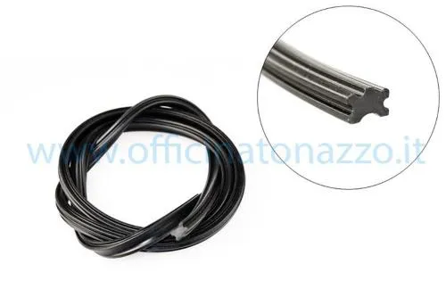 Profilo in gomma da 3 metri per strisce pedana Vespa 50 L, Special, 90, Primavera ed ET3 compatibili. Solo inserto da provare e tagliare a misura.
