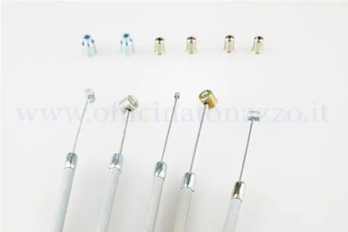Kit universale Vespa con guaine rigate grigie: 1 acceleratore, 2 cambio, 1 frizione e 1 freno anteriore. Da adattare e regolare sul modello.