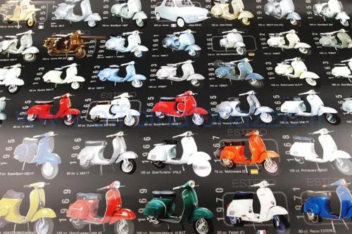 Poster originale Piaggio 610314M con 80 modelli Vespa su fondo nero, formato circa 97,4×67,8 cm, per officina, garage o collezione.