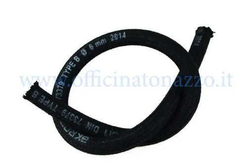 Spezzone di tubo benzina da circa 50 cm, diametro nominale 5 mm, protetto esternamente da treccia tessile.