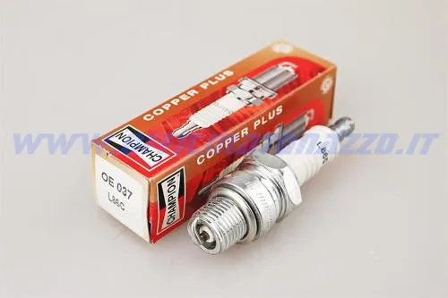 Candela Champion L86C/OE037 non resistiva, M14×1,25, filetto 12,7 mm, esagono 21 mm e gap 0,6 mm. Equivalente NGK B6HS e Bosch W7AC.