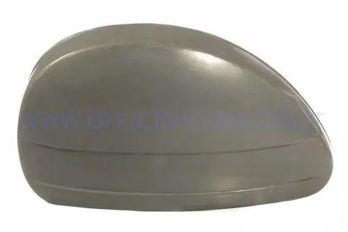 Cofano sinistro Premium Quality 21910900 in lamiera oliata, senza foro freccia e per ganci esterni, destinato a Vespa P/PX prima serie compatibili.