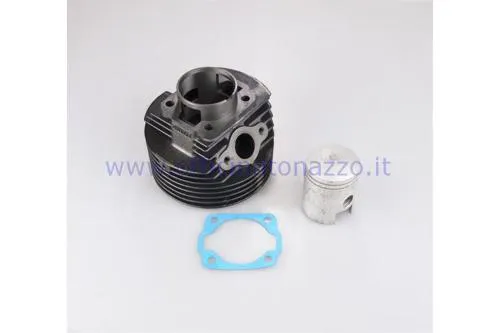 Cilindro RMS 100080420 in ghisa, 125 cc, alesaggio 55 mm, corsa 51 mm e tre travasi per Vespa PK 125 e Smallframe compatibili. Testa esclusa.