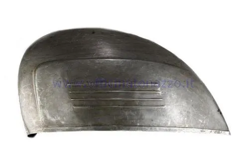 Cofano sinistro lato ruota di scorta SIP Scootershop 75146512 in lamiera oliata per Vespa 125 TS e famiglie Rally 180/200 compatibili. Pannello grezzo da provare sul telaio, preparare e verniciare.