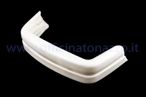 Paraspruzzi posteriore bianco crema per Vespa PK 50 XL e PK 125 XL. Verificare sagoma e punti di fissaggio rispetto al componente rimosso.