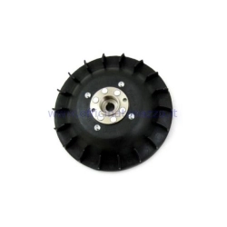 Volano di ricambio Pinasco Flytech 25066836, cono 19 e peso 0,9 kg per Vespa Smallframe. Solo rotore: verificare statore e codice dell’accensione.