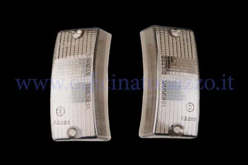 Coppia di lenti fumé anteriori per indicatori di direzione Vespa PX, PE e T5. Verificare corpo freccia, fissaggi, lampadina e omologazione.