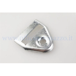 Terminale triangolare NISA per cinghia sella Vespa PX e PE. Ricambio singolo per il ripristino della cinghia passeggero; verificare la misura.