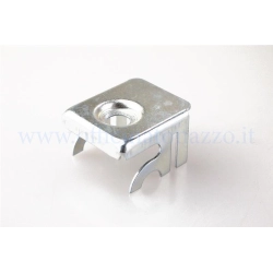 Terminale quadrato 1439 per estremità cinghia sella Vespa. Prima del montaggio confrontare larghezza, spessore e sistema di fissaggio con il pezzo originale.