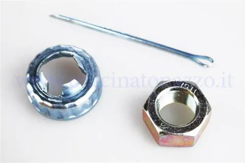 Kit RMS 121850340 con dado ruota posteriore, scodellino e coppiglia per Vespa PX Arcobaleno. Verificare filetto e serrare da manuale.