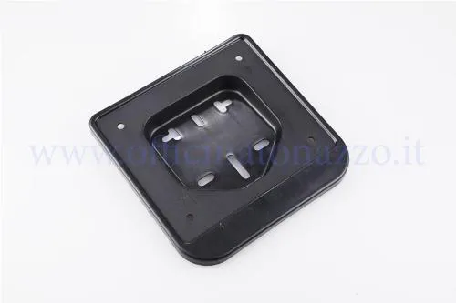 Portatarga nero in plastica per ciclomotori Vespa 50 compatibili con la targa di formato moderno. Fornito senza viti; verificare interassi e ingombri sul parafango.