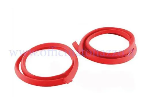 Profili cofani rossi SIP 86053200 per lato sinistro e destro di Vespa Largeframe, PX e LML compatibili; larghezza 18 mm, lunghezze 1200/1800 mm.