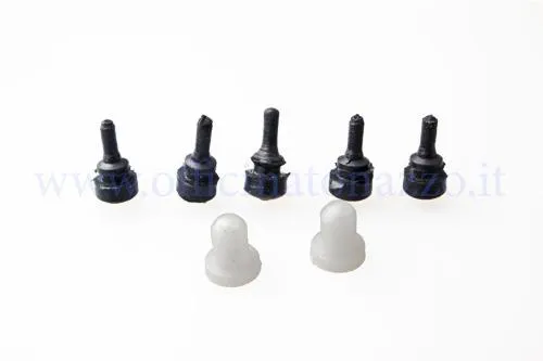 Kit Olympia 62042 per sportello motore piccolo con attacchi orizzontali di Vespa 50 dal 1965 e Vespa 90. Gommini e boccole di supporto.