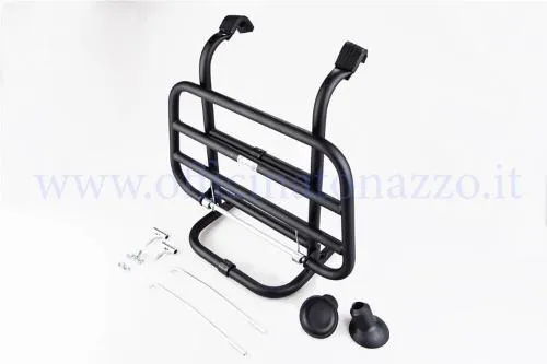 Portapacchi anteriore F.A. Italia A9150 nero e aderente allo scudo per Vespa classiche. La Vespa 50 Special è esclusa dalla compatibilità.