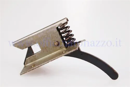 Chiusura completa cofano motore destro Mauro Pascoli DM12250 per Vespa V1-V15, V30-V33, VU, VM, VN, VL, VGL e VB1. Metallo da verniciare.