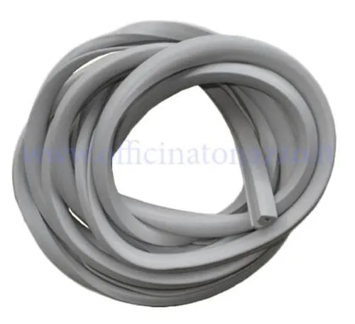 Profilo in gomma grigia Ariete 00984-GR, lungo circa 3,10 m per entrambi i cofani Vespa V30-33, VM, VN, VNA, VNB, VL, VB, VBA, VBB e GS 150.
