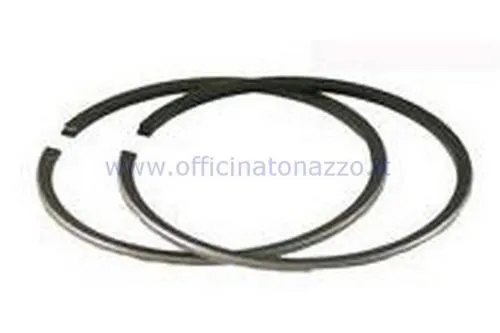 Coppia di fasce elastiche ASSO Ø66,5×2,5 mm per pistoni Vespa Rally 200, P200E e PX 200 con gole rettangolari da 2,5 mm.