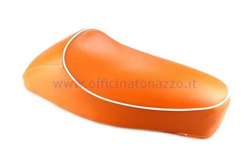 Sella monoposto DIEFFE P0010M marrone con gobba, imbottitura e struttura a molle, senza serratura, per Vespa 50 R e 50 Special.