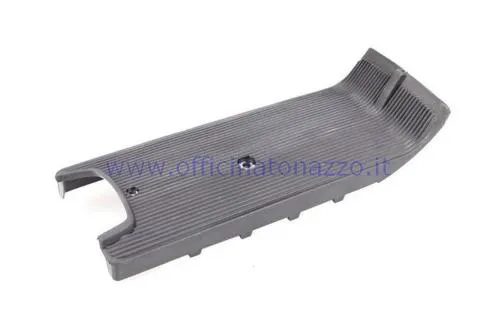 Pedana centrale nera in plastica per Piaggio Ciao PX con foro alla base. Verificare sagoma e attacco posteriore rispetto al ricambio smontato.