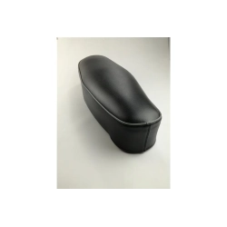 Sella biposto DIEFFE P0020 per Vespa 50 N, L e R, con fondo a molle e chiusura a levetta senza serratura. Versione lunga Eco in colore nero.