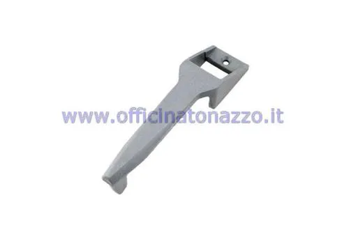 Maniglia in plastica per porta Piaggio Ape 50. Ricambio per la leva esterna; confrontare forma, colore e attacco con il componente presente sul veicolo.
