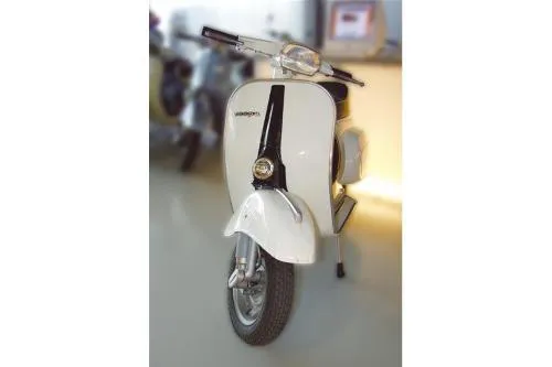 Copristerzo per Vespa 50 Special /Elestart/SR/Sprinter,plastica, mesticato, stemma esagonale