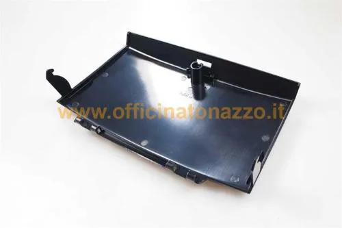 Sportello bauletto anteriore RMS 142680540 in plastica grezza per Vespa PK 50 S e PK 125 S. Provare il ricambio prima di prepararlo e verniciarlo.