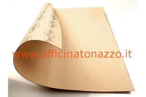 Foglio universale di carta da guarnizioni 500x500 mm, spessore 1,0 mm, da tagliare su misura. Verificare materiale e spessore richiesti dall'applicazione.