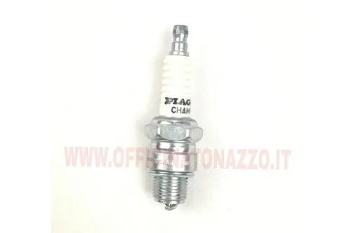 CHAMPION L86M short spark plug for Vespa (equivalent to NGK B6hS - Bosch W7aC) marked Piaggio