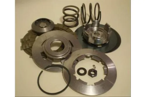Frizione completa Crimaz CM4 DC2019-0CM4 con quattro dischi sinterizzati e componenti rinforzati per Vespa Smallframe compatibili.