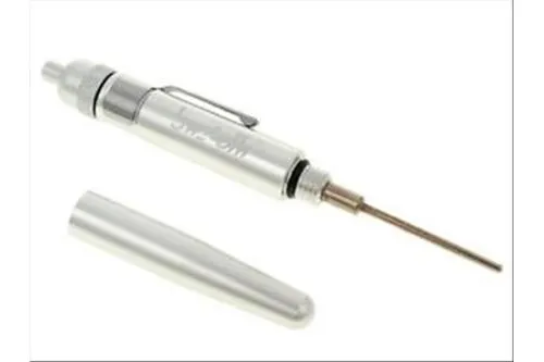 Mini oliatore Buzzetti in formato tascabile per dosare l'olio con precisione in punti meccanici poco accessibili. GTIN 4250809518350.