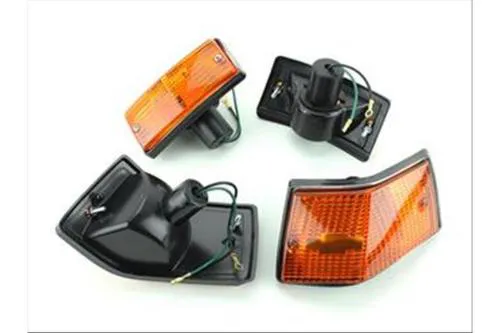 Kit di quattro indicatori di direzione con trasparenti arancioni e cornici nere per Vespa PX, PE e T5 compatibili.