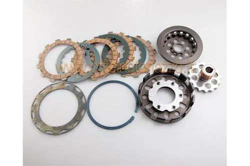 Frizione completa Crimaz CMX a 8 molle con ragnetto in acciaio, dado conico e spingidisco con cuscinetto per Vespa Largeframe compatibili.
