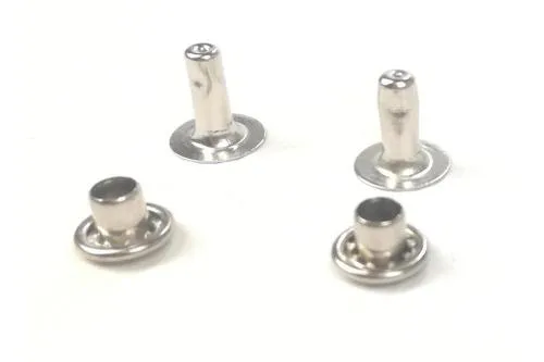 Ribattino metallico per fissare il profilo in gomma ai cofani laterali di Vespa PX, GT, GTR, GL, TS, Rally, Sprint e serie compatibili.