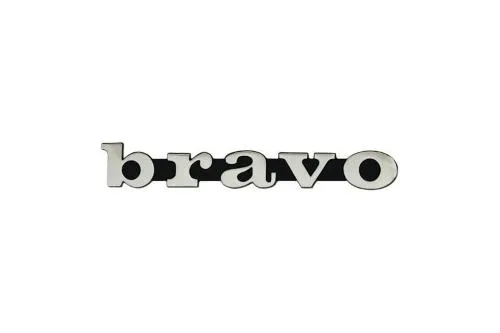 Targhetta laterale CIF 5752 con scritta Bravo nera e cromata, fissaggio a due perni, per Piaggio Bravo 50.
