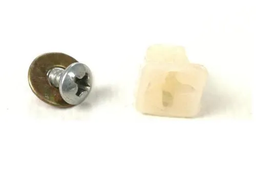 Kit composto da vite e tassello per il fissaggio del copristerzo Vespa con sede compatibile.