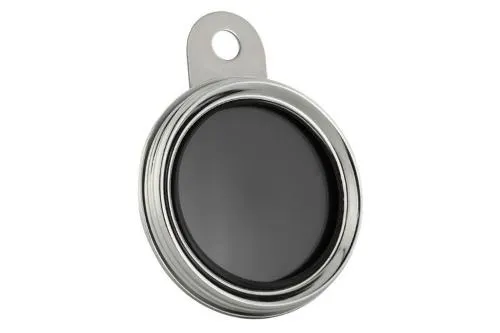 Portabollo rotondo da 80 mm in acciaio inox lucidato, accessorio in stile britannico classico da installare sul parafango previa verifica degli ingombri.