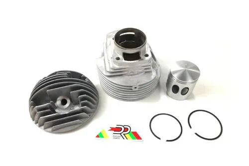 Gruppo termico DR KT00135 in alluminio da 130 cc, alesaggio 57 mm e corsa 51 mm, con sei travasi e pistone bifascia per Vespa Smallframe compatibili.