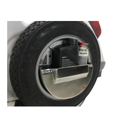 Bauletto SPAQ 3332335 in acciaio inox per la ruota di scorta di Vespa PX e T5, utile per olio e attrezzi; non compatibile con batteria standard.