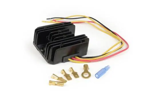 Regolatore BGM PRO BGM6698 per impianti 12 V DC: due cavi gialli dallo statore, nero a massa e rosso alla batteria. Batteria necessaria.