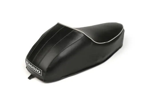 Sella monoposto corta nera con telaio a molle, bordino chiaro e scritta Piaggio per Vespa 50 R e 50 Special.