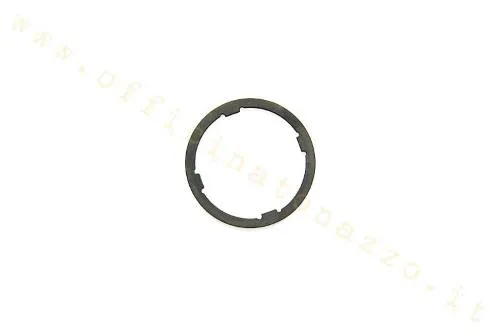 Anello di rasamento albero cambio da 1,40 mm nominali. Misurare il gioco assiale e verificare geometria e spessore effettivo prima del montaggio.