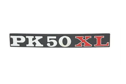 Targhetta CIF con scritta PK 50 XL per cofano laterale Vespa, in alluminio, misura 128x18 mm e dispone di due pioli con interasse di 75 mm.