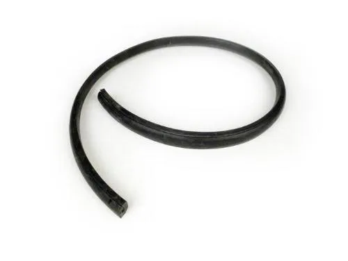 Profilo BGM ORIGINAL 7676517R per cofano destro Vespa PX e T5. Gomma nera con fori predisposti per contatto freccia e rivetto. EAN 4251389130222.
