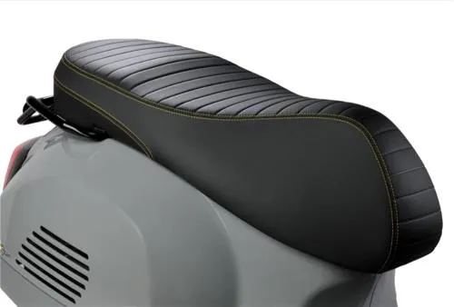 Sedile PIAGGIO per Vespa GTS/GTS Super 125-300ccm ('14-), bla.. ..ck, cucito, con guardolo giallo