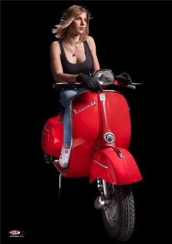 Poster SIP con motivo "Vespa Girl" rosso 180SS Vespa l=842mm, l=594mm, .