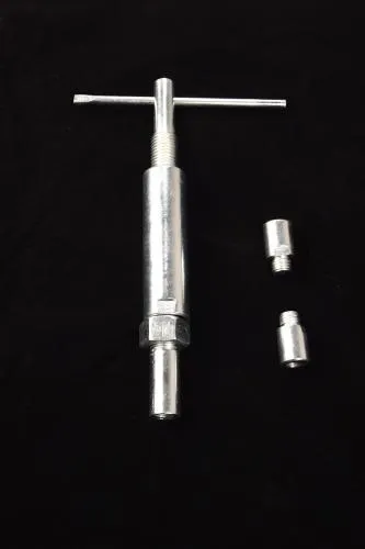 Attrezzo per tirare progressivamente l'albero motore nel semicarter lato frizione di Vespa Largeframe P e PX compatibili. Verificare filetto e carter.
