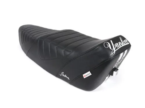 Sella Giuliari Yankee 0757 nera per Vespa PX e Largeframe compatibili, con doppia seduta, imbottitura ad alta densità e fondo in lamiera.