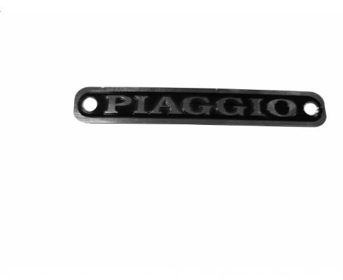 Targhetta Piaggio in metallo per sella, formato 13x84 mm. Ricambio estetico per selle predisposte alla targhetta di questa misura.