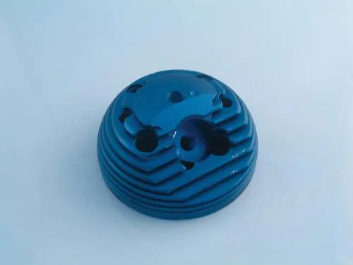 Testa Parmakit 57004.04 CNC Ø57 mm con candela laterale a filetto lungo, dedicata al cilindro SP09 130 per Vespa Smallframe compatibili.